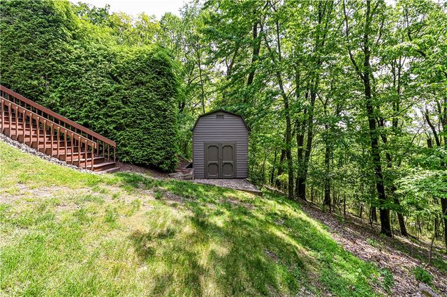 264 Cobblestone Dr, Hempfield Twp, PA 15601