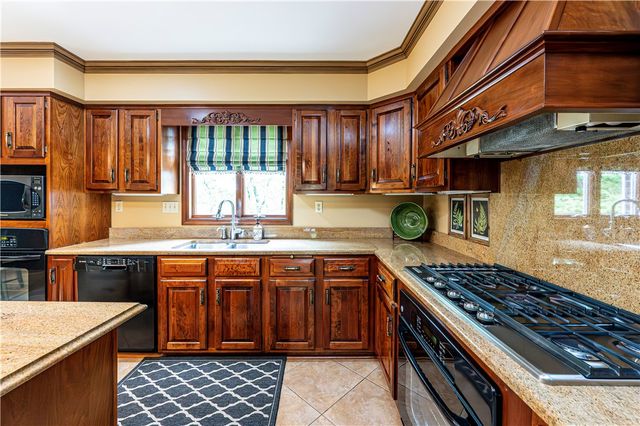 264 Cobblestone Dr, Hempfield Twp, PA 15601