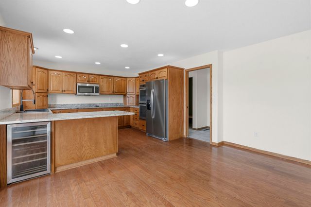 1005 15th Ave SE, Minot, ND 58701