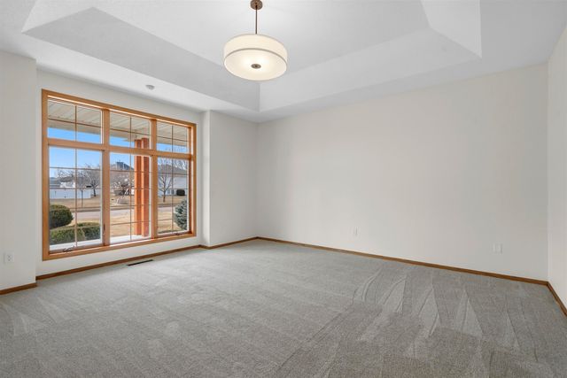 1005 15th Ave SE, Minot, ND 58701