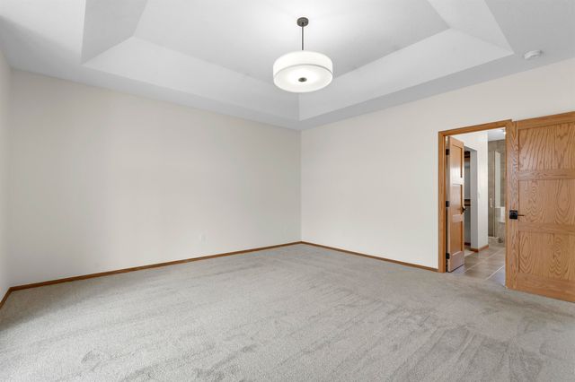 1005 15th Ave SE, Minot, ND 58701