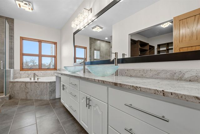 1005 15th Ave SE, Minot, ND 58701