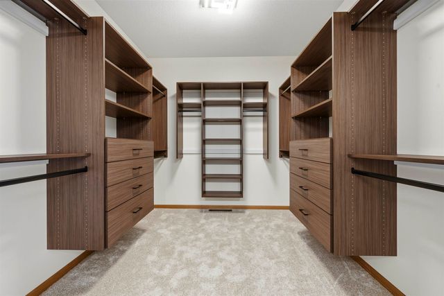 1005 15th Ave SE, Minot, ND 58701