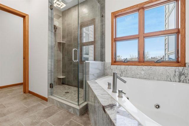 1005 15th Ave SE, Minot, ND 58701