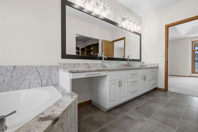 1005 15th Ave SE, Minot, ND 58701