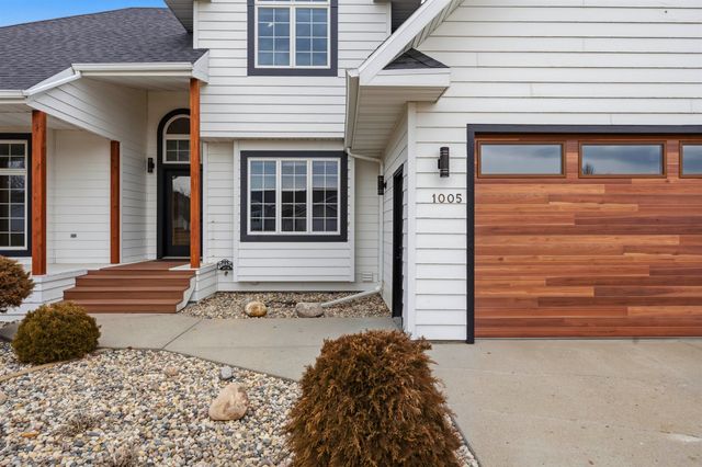 1005 15th Ave SE, Minot, ND 58701