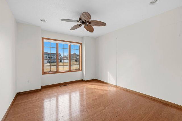 1005 15th Ave SE, Minot, ND 58701