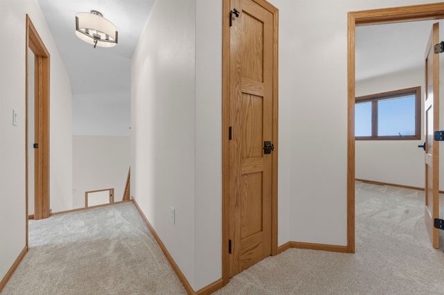 1005 15th Ave SE, Minot, ND 58701