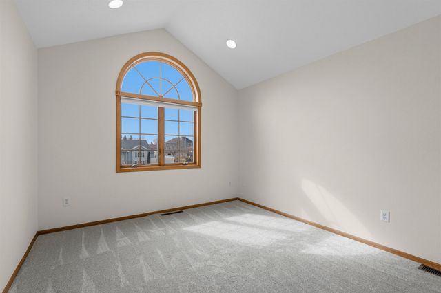 1005 15th Ave SE, Minot, ND 58701