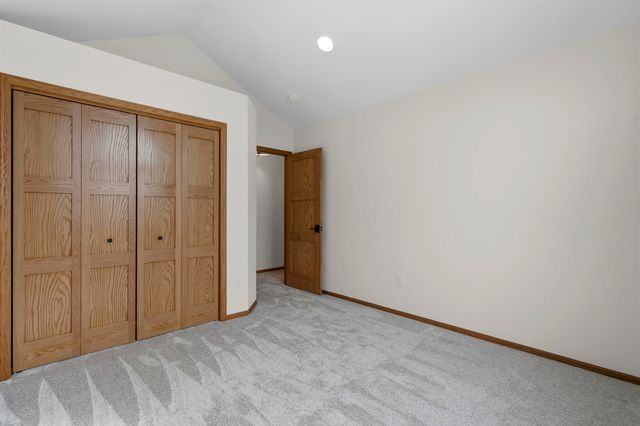 1005 15th Ave SE, Minot, ND 58701