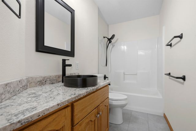 1005 15th Ave SE, Minot, ND 58701