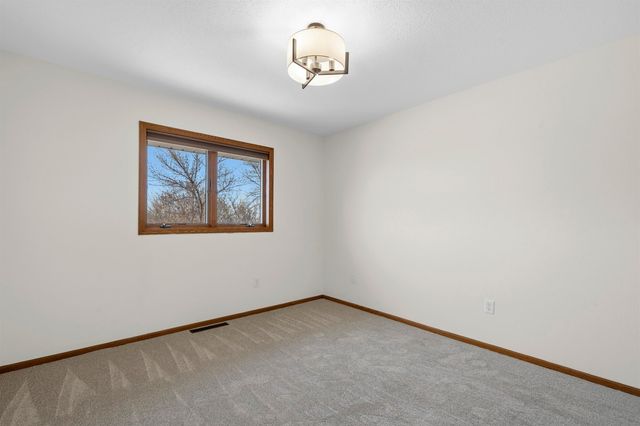 1005 15th Ave SE, Minot, ND 58701