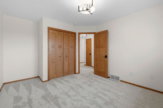 1005 15th Ave SE, Minot, ND 58701