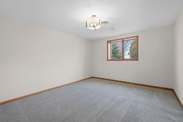 1005 15th Ave SE, Minot, ND 58701