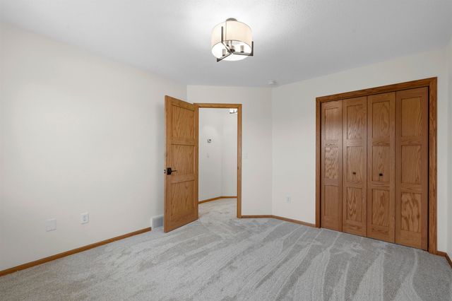 1005 15th Ave SE, Minot, ND 58701