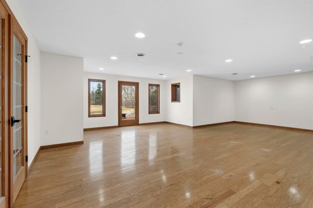 1005 15th Ave SE, Minot, ND 58701