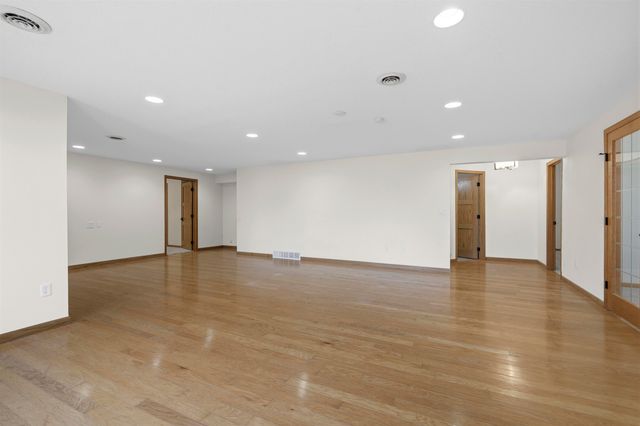 1005 15th Ave SE, Minot, ND 58701