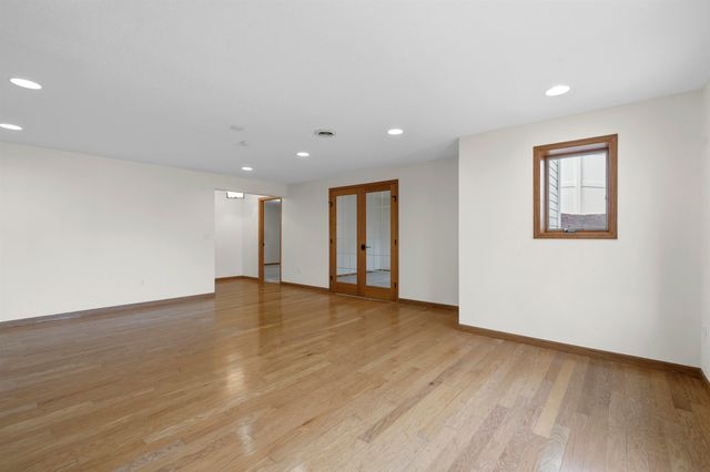 1005 15th Ave SE, Minot, ND 58701