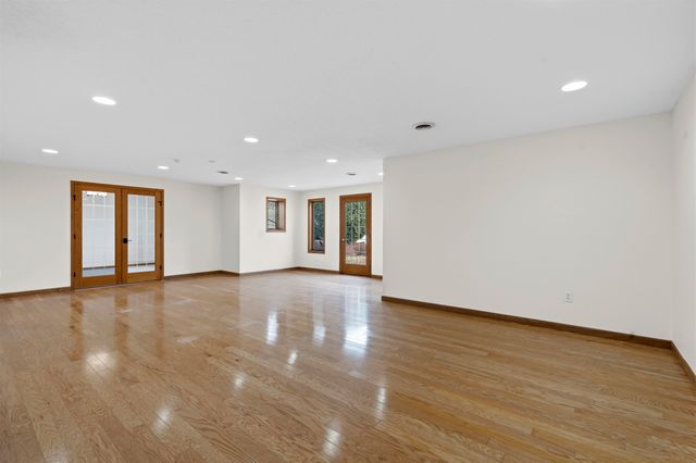 1005 15th Ave SE, Minot, ND 58701