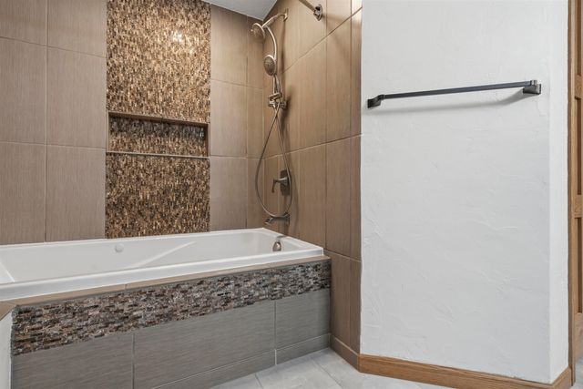 1005 15th Ave SE, Minot, ND 58701