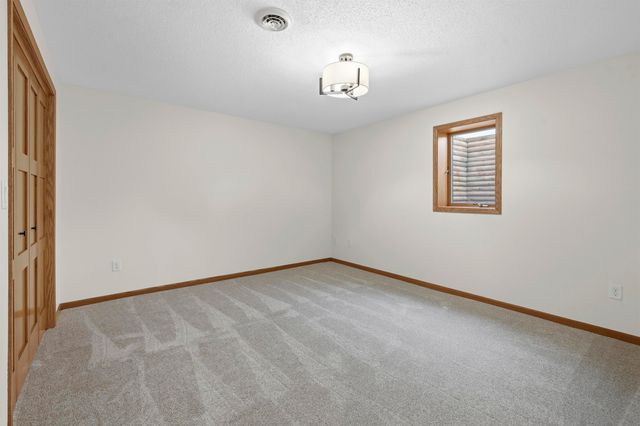 1005 15th Ave SE, Minot, ND 58701