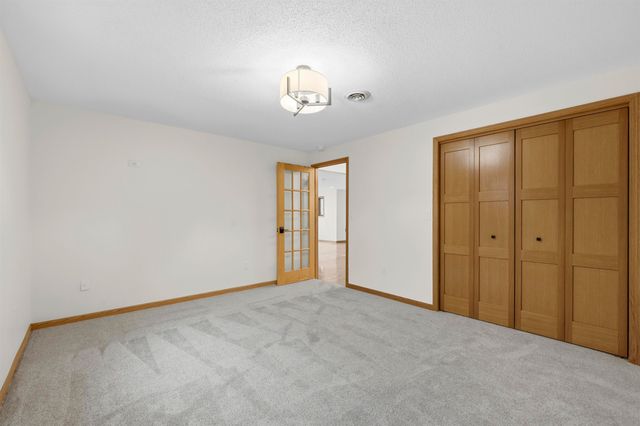 1005 15th Ave SE, Minot, ND 58701