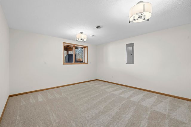 1005 15th Ave SE, Minot, ND 58701