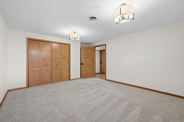 1005 15th Ave SE, Minot, ND 58701