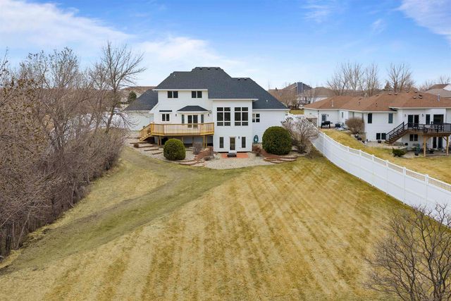 1005 15th Ave SE, Minot, ND 58701