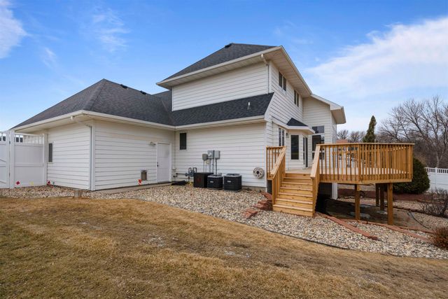 1005 15th Ave SE, Minot, ND 58701