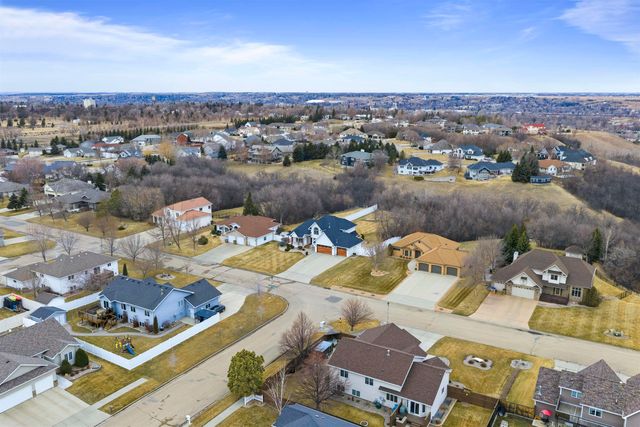 1005 15th Ave SE, Minot, ND 58701