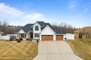 1005 15th Ave SE, Minot, ND 58701