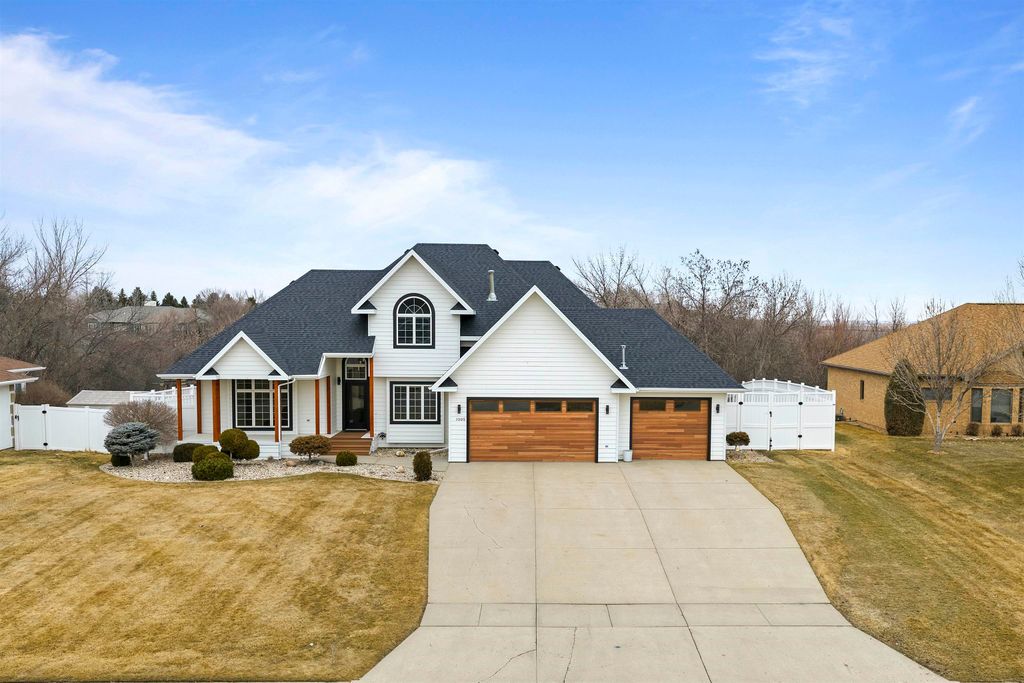 1005 15th Ave SE, Minot, ND 58701