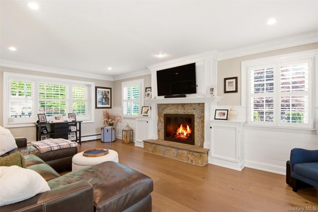 6 Sussex Lane, Stony Brook, NY 11790