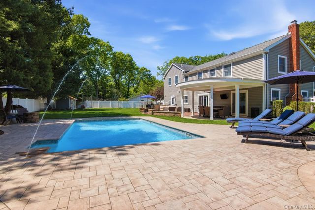 6 Sussex Lane, Stony Brook, NY 11790