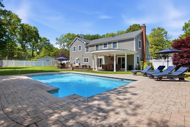 6 Sussex Lane, Stony Brook, NY 11790