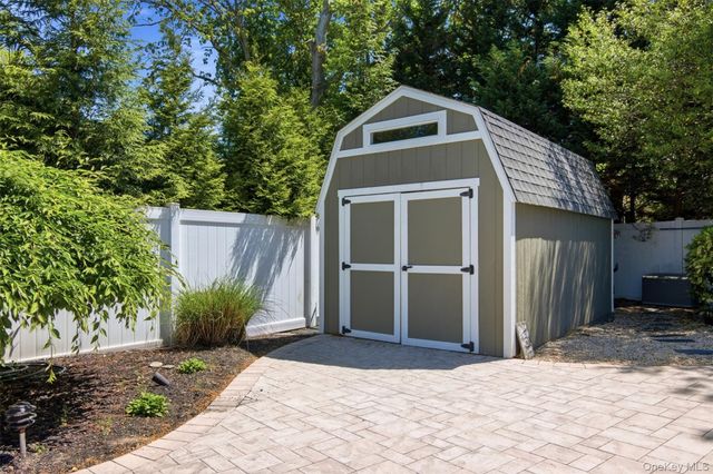 6 Sussex Lane, Stony Brook, NY 11790