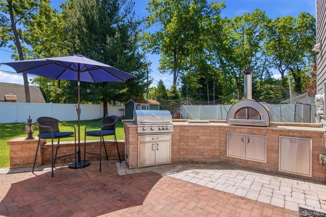 6 Sussex Lane, Stony Brook, NY 11790