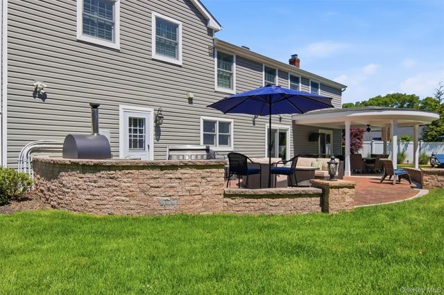 6 Sussex Lane, Stony Brook, NY 11790