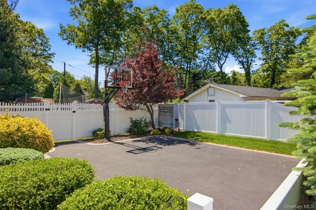 6 Sussex Lane, Stony Brook, NY 11790