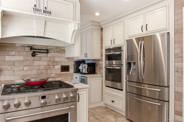 6 Sussex Lane, Stony Brook, NY 11790