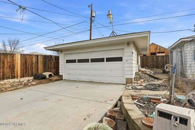 609 N 38th St, Yakima, WA 98901