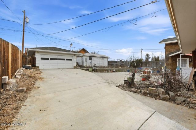 609 N 38th St, Yakima, WA 98901