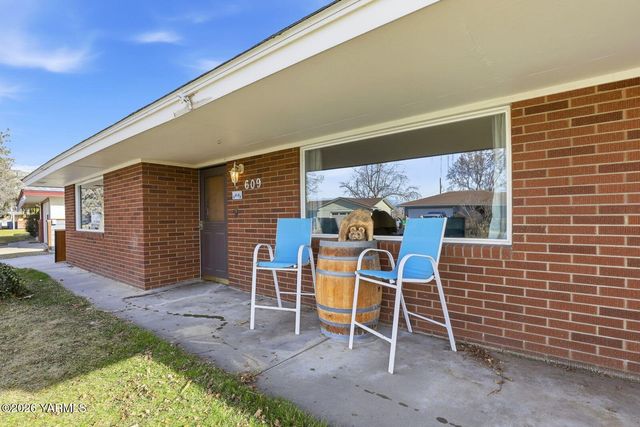 609 N 38th St, Yakima, WA 98901