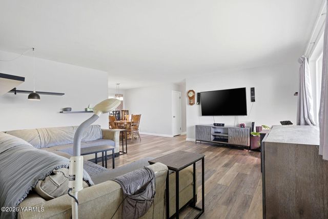 609 N 38th St, Yakima, WA 98901