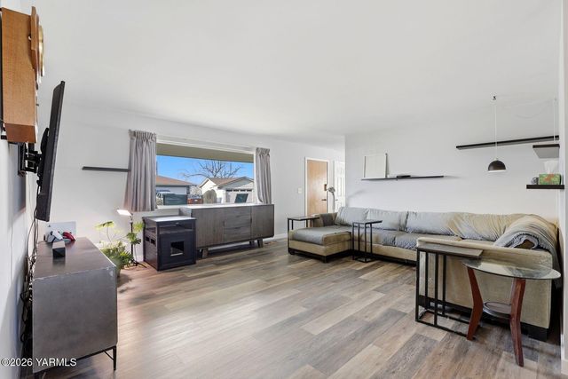 609 N 38th St, Yakima, WA 98901