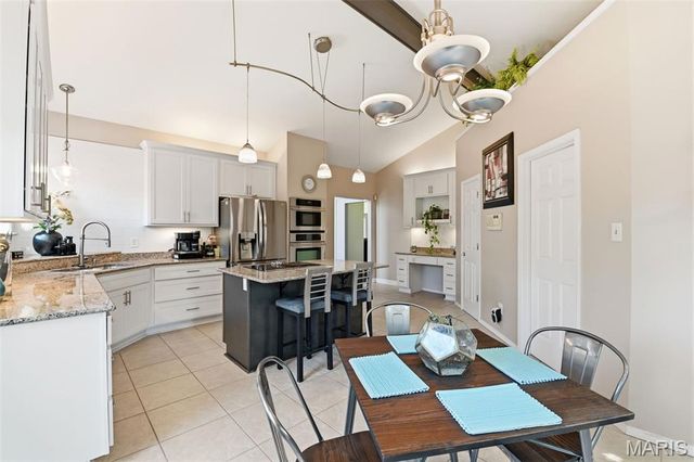 2858 Championship Boulevard, Oakville, MO 63129