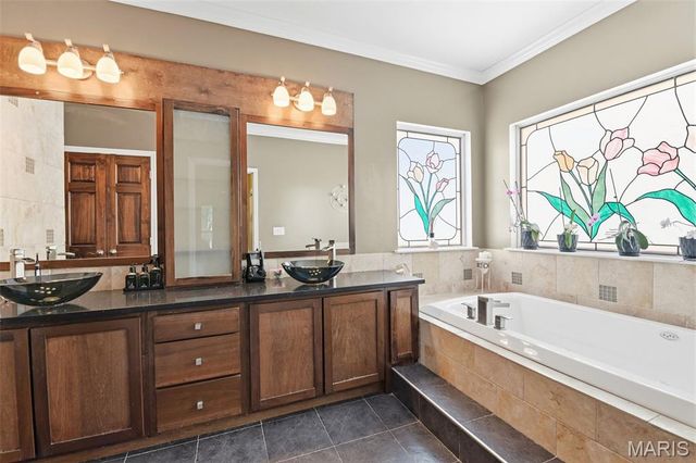 2858 Championship Boulevard, Oakville, MO 63129