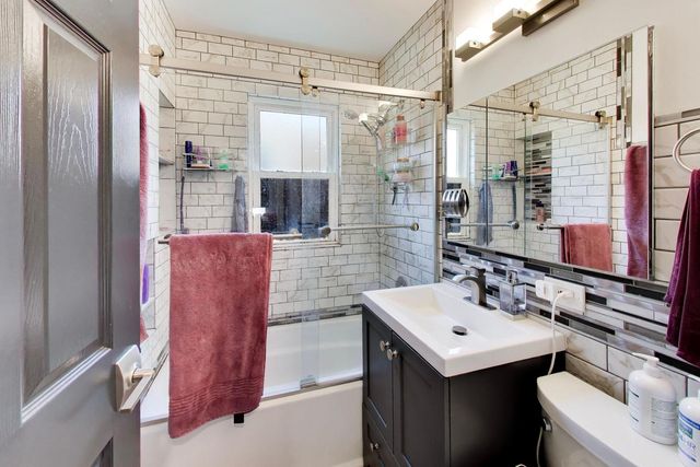 5016 N Mango Avenue 2, Chicago, IL 60630