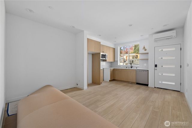 1825 E Pine Street, Seattle, WA 98122